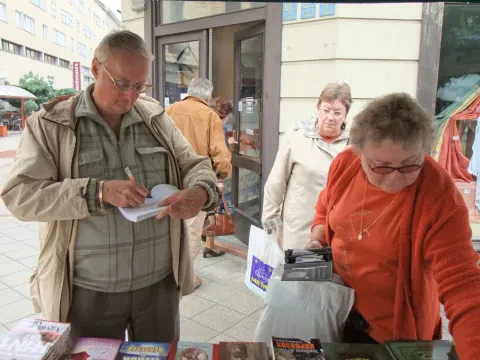 Győri Ünnepi Könyvhét 2010 - Könyvbarlang antikvárium standjánál