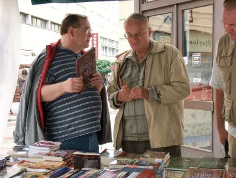 Győri Ünnepi Könyvhét 2010 - Könyvbarlang antikvárium standjánál
